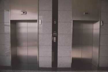 落下したエレベーターから助かる現実的な方法